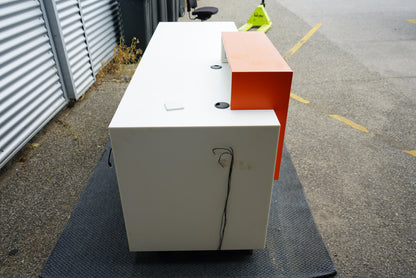 Receptionsbord set fra den modsatte side i hvid og træ med moderne look.
