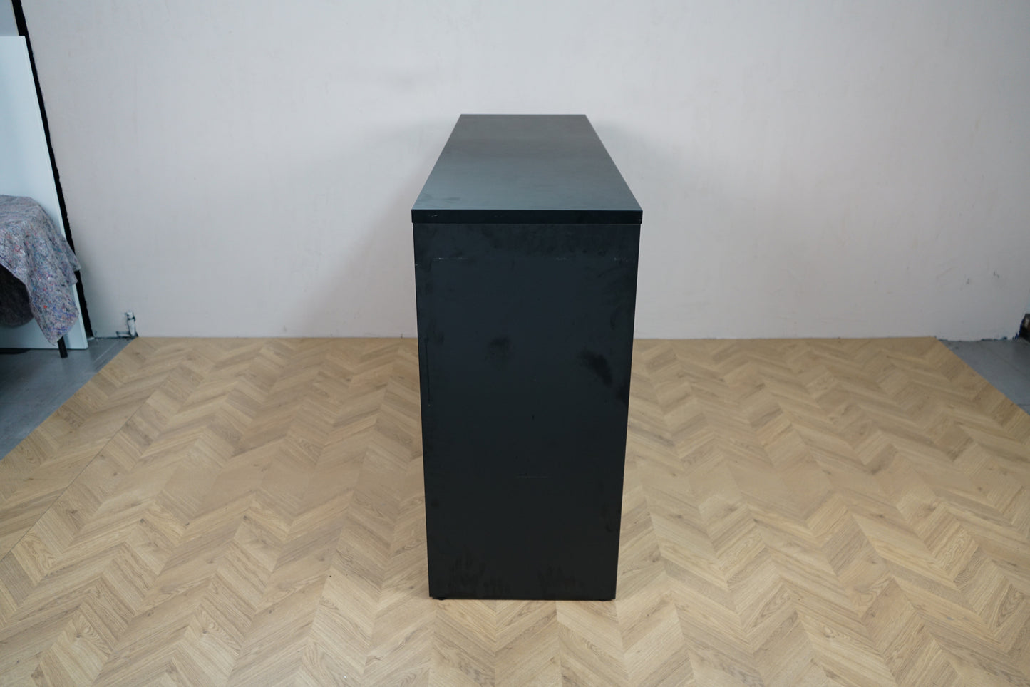 Receptionsdisk i sort laminat set bagfra – enkel og funktionel opbygning.