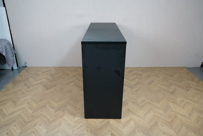 Receptionsdisk i sort laminat set bagfra – enkel og funktionel opbygning.