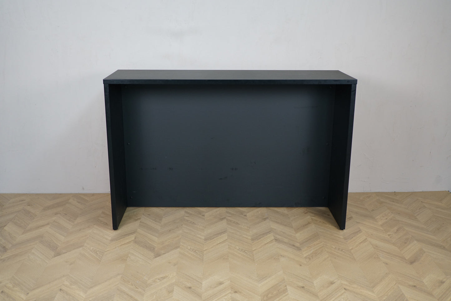 Receptionsdisk i sort laminat med alu-beskyttelsesplade – set forfra.