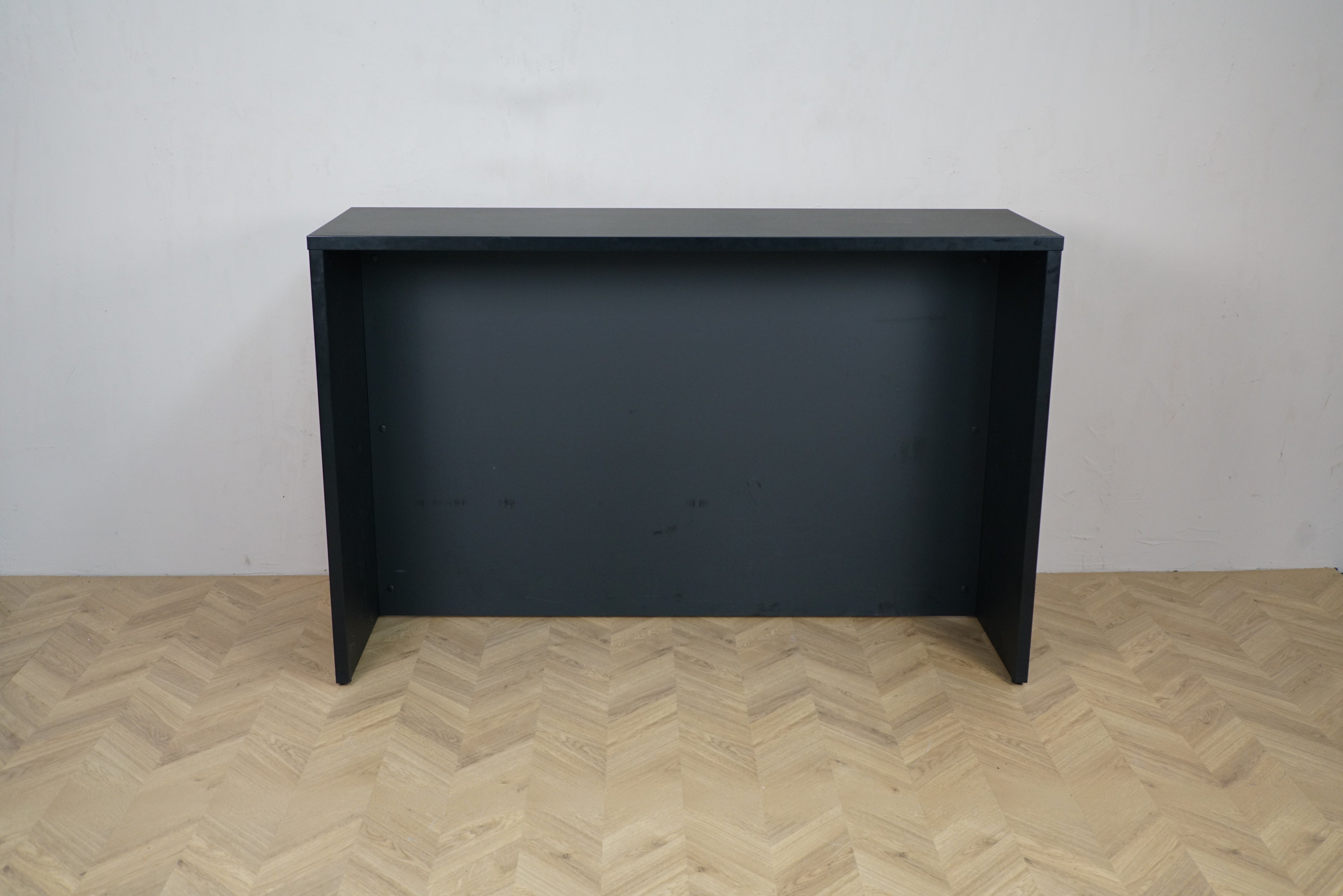 Receptionsdisk i sort laminat med alu-beskyttelsesplade – set forfra.