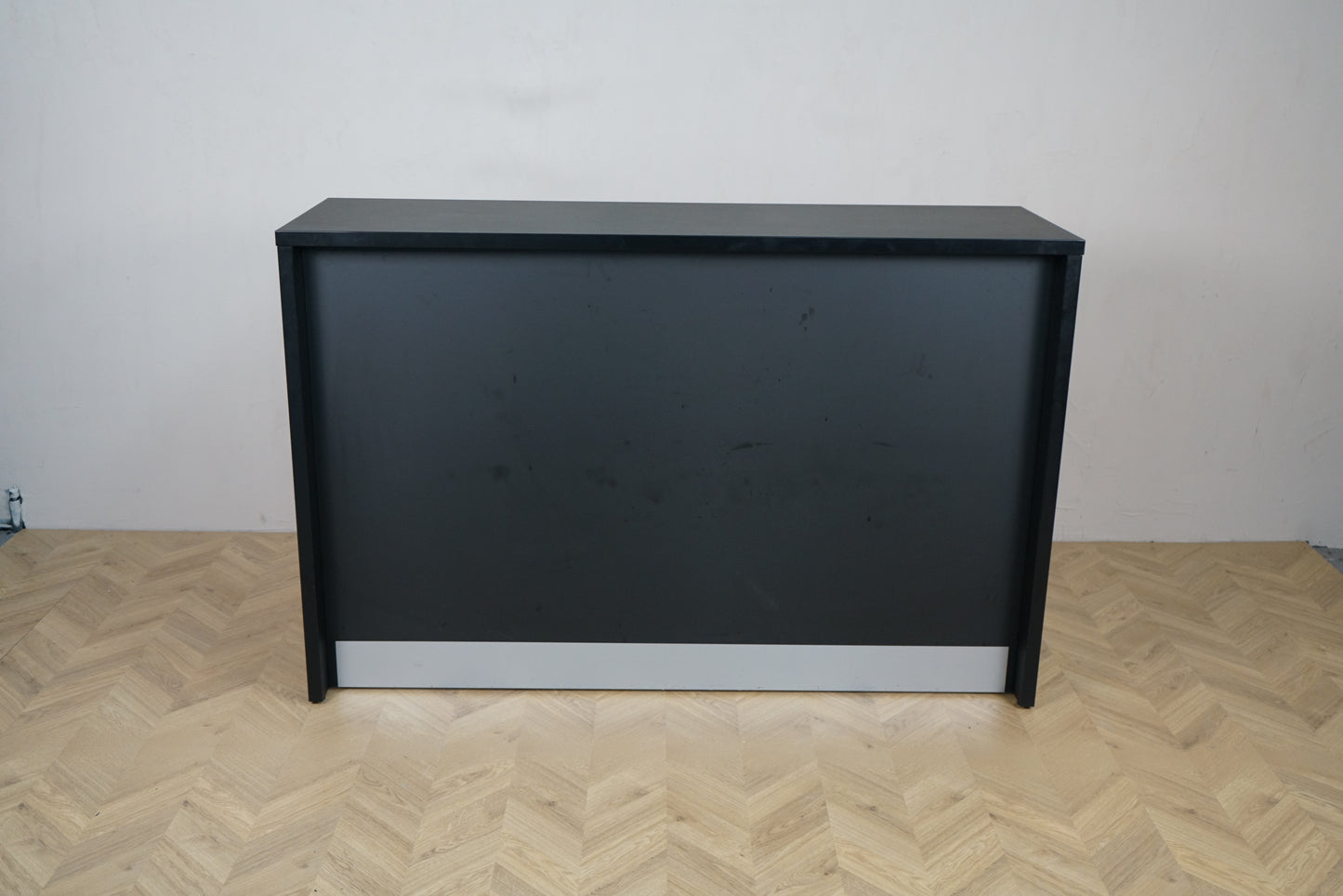 Skranke i sort laminat set fra siden – moderne og kompakt design.