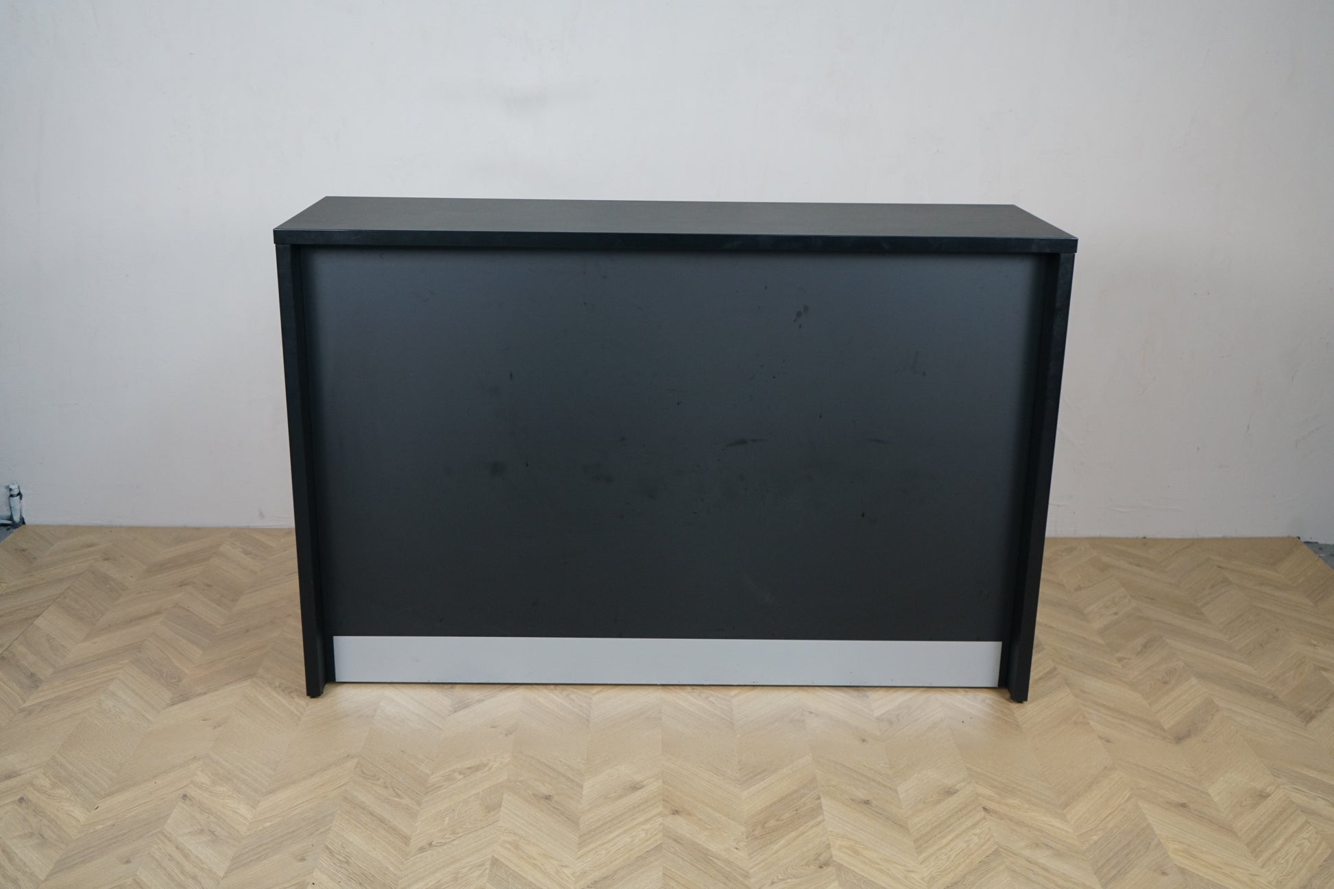 Skranke i sort laminat set fra siden – moderne og kompakt design.