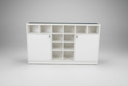 Hvid receptionsskranke med mørk topplade og minimalistisk design set forfra.
