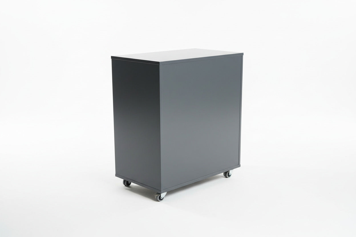 Antracitgrå reol med 4 rum set bagfra med stabil konstruktion og hjul for nem flytning.