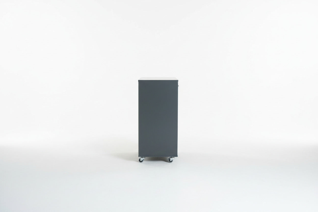 Antracitgrå reol med 4 rum set fra siden med hjul og kompakt design til kontor og hjem.