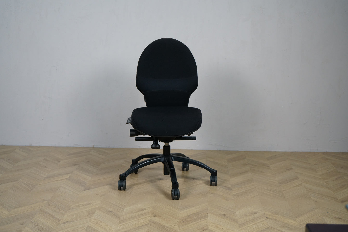 RH Extend sort kontorstol set forfra