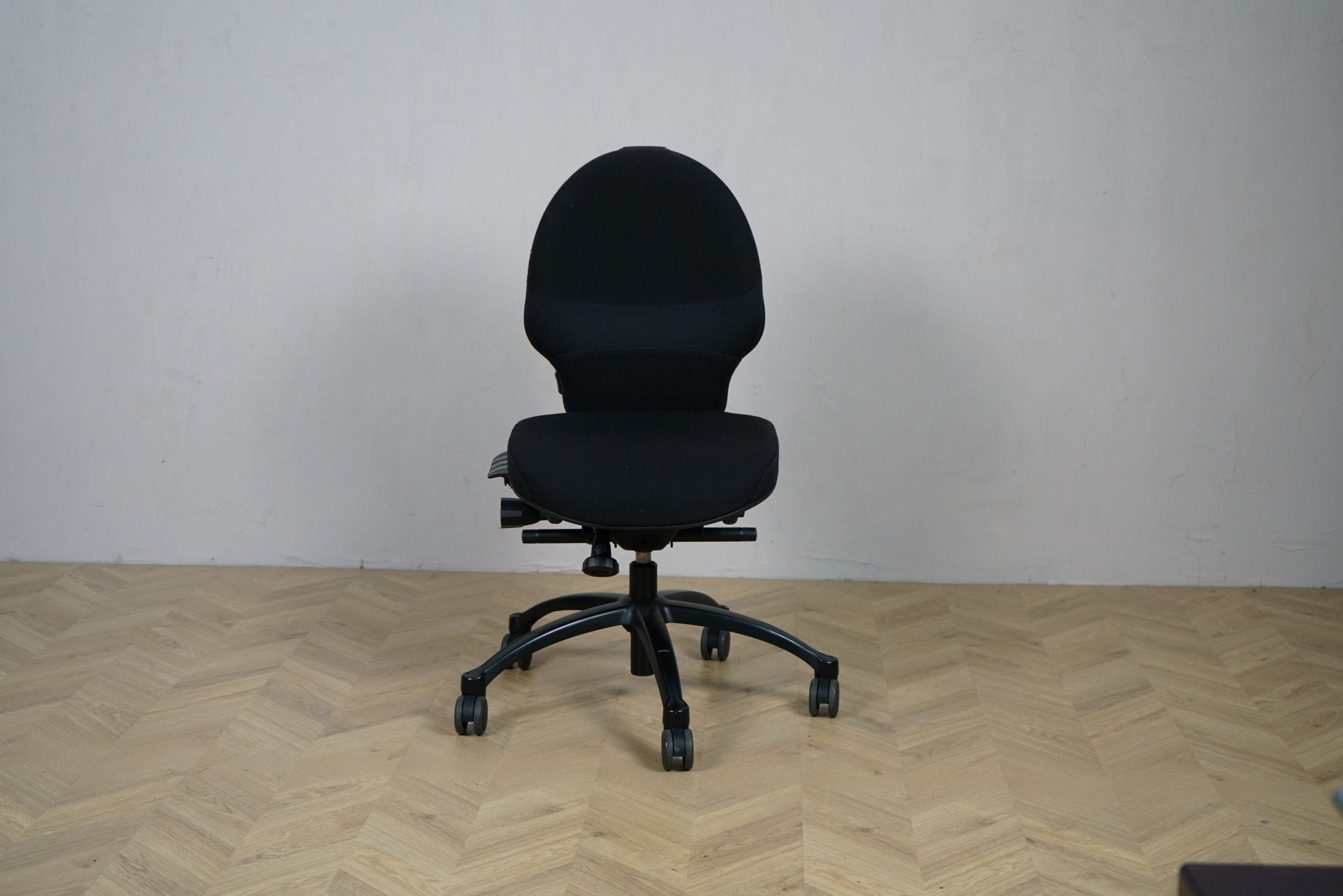 RH Extend sort kontorstol set forfra