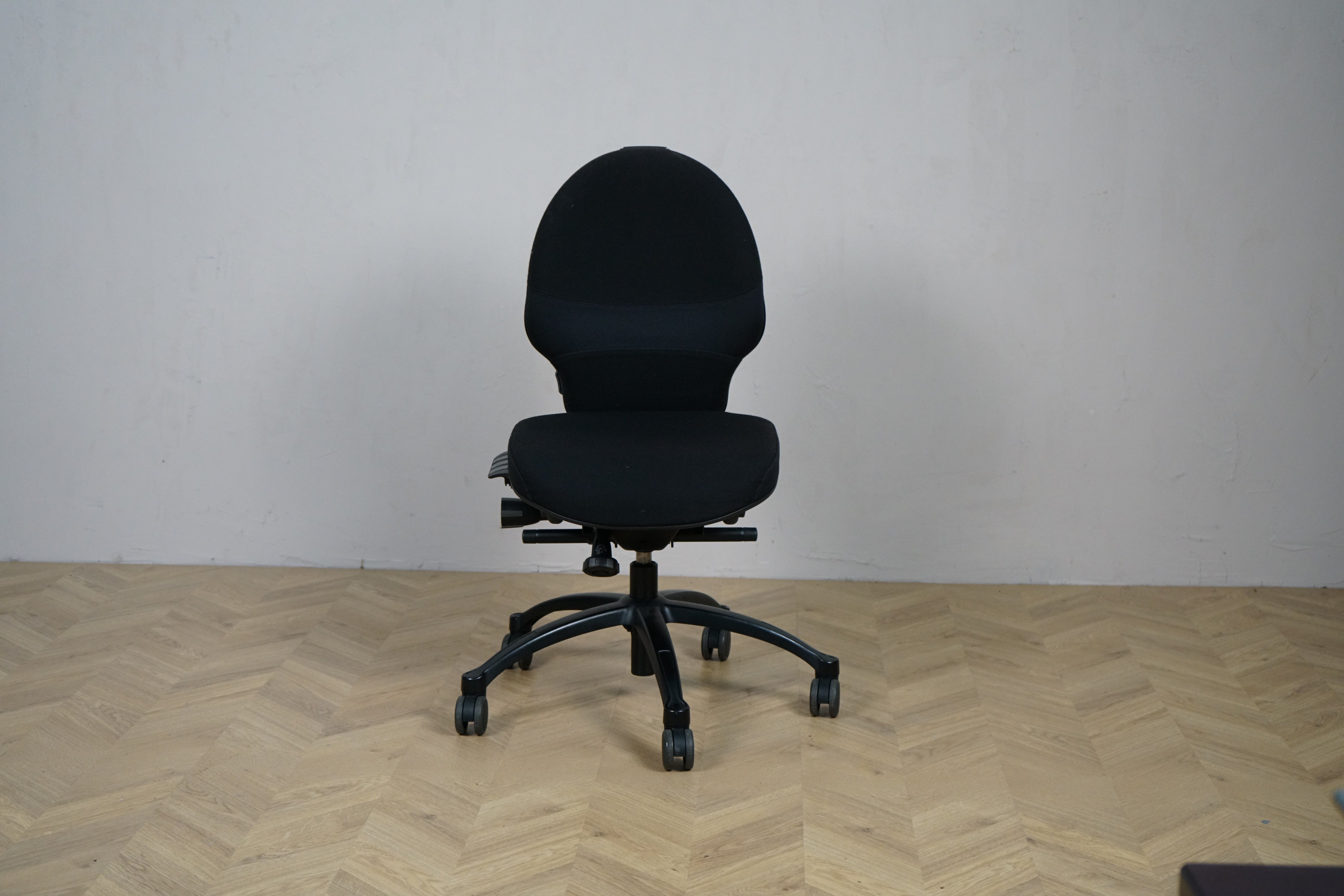 RH Extend sort kontorstol set forfra