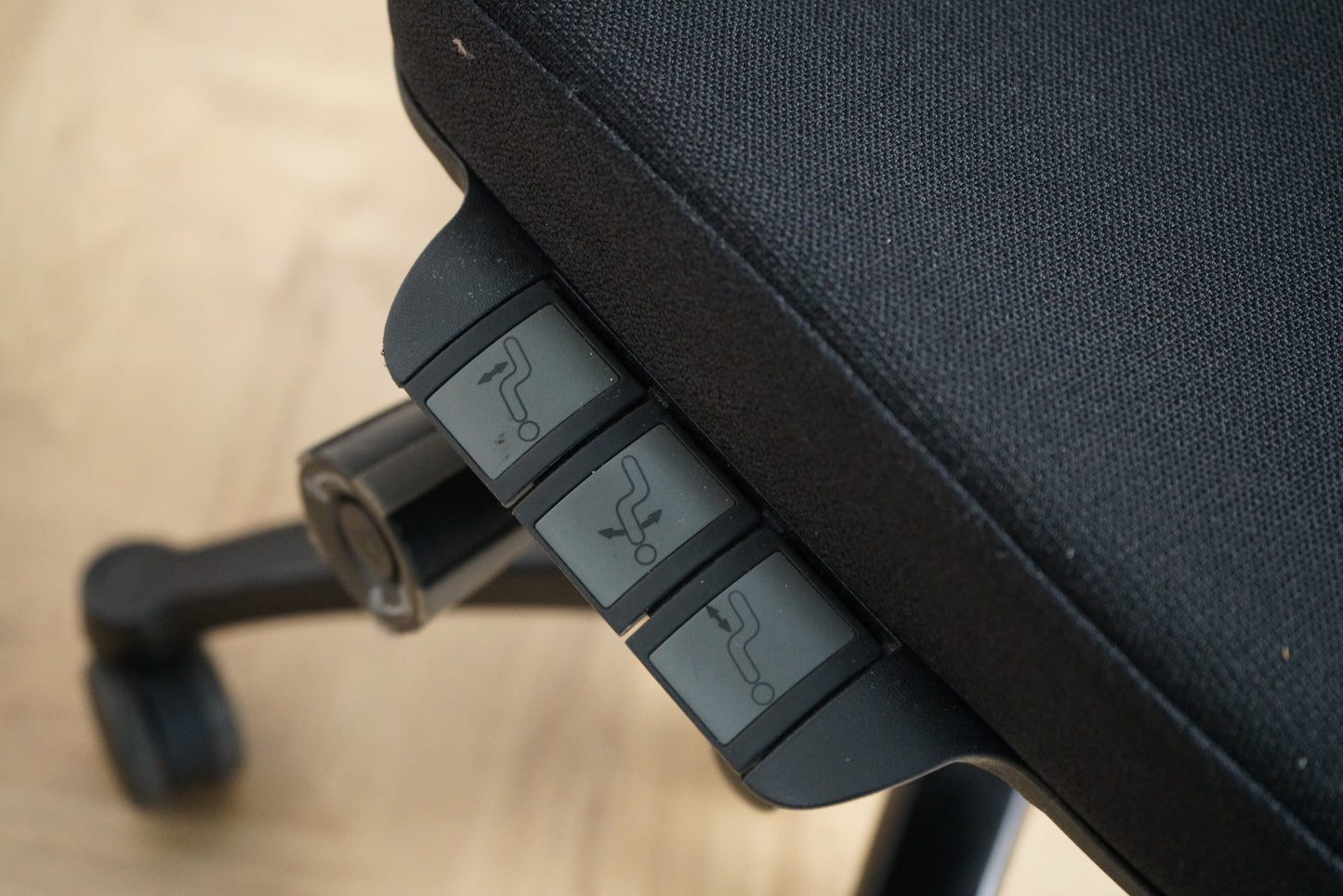 Close up af RH Extend kontorstol med sort polster på sæde og ryg