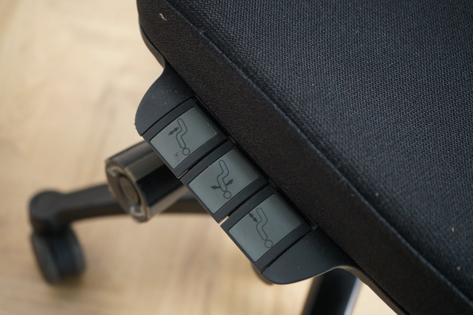 Close up af RH Extend kontorstol med sort polster på sæde og ryg