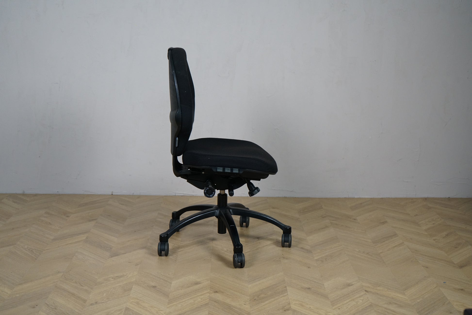 RH Extend sort kontorstol set fra siden