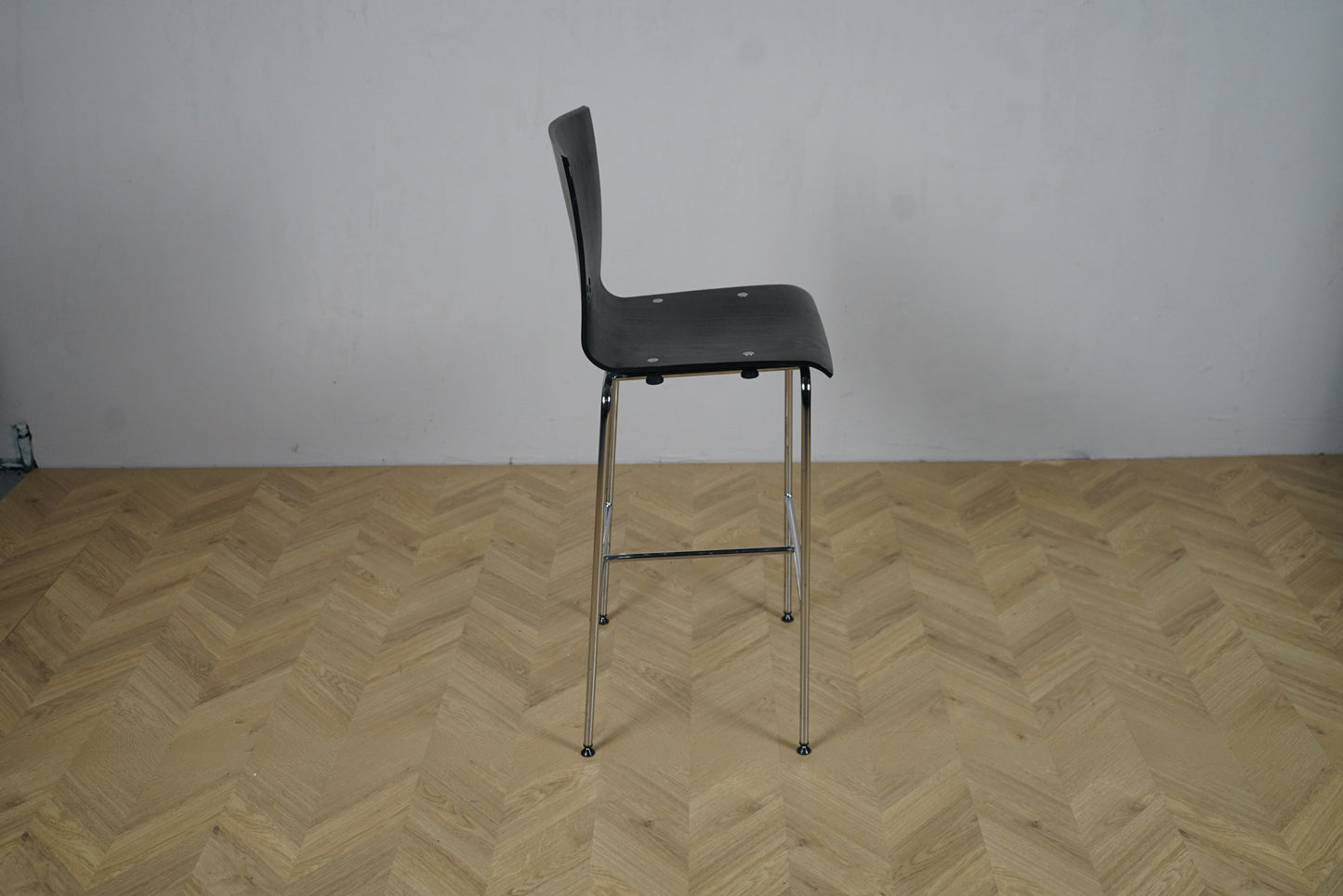 Elegant Rumas højstol/barstol i sort med krom stel set fra siden – siddehøjde 75 cm