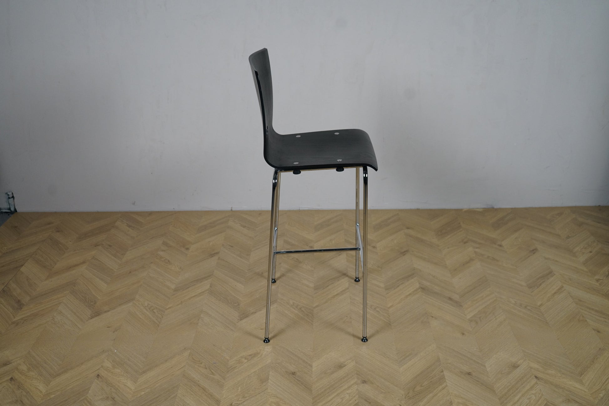 Elegant Rumas højstol/barstol i sort med krom stel set fra siden – siddehøjde 75 cm