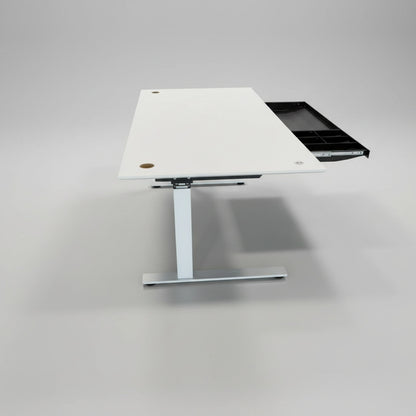 Rumas hæve-sænkebord 180x90 cm set fra siden i hvid laminat
