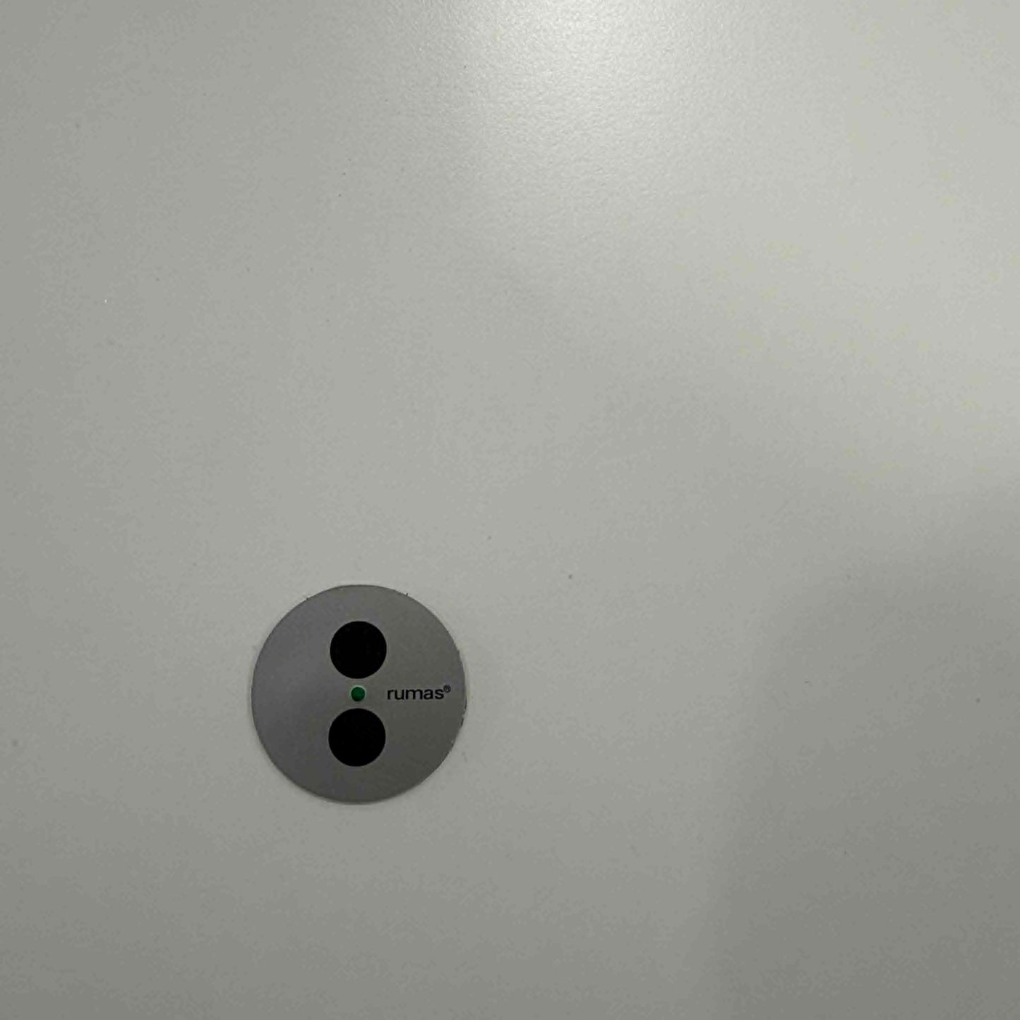 Close up af integreret betjeningsknap på Rumas hæve-sænkebord