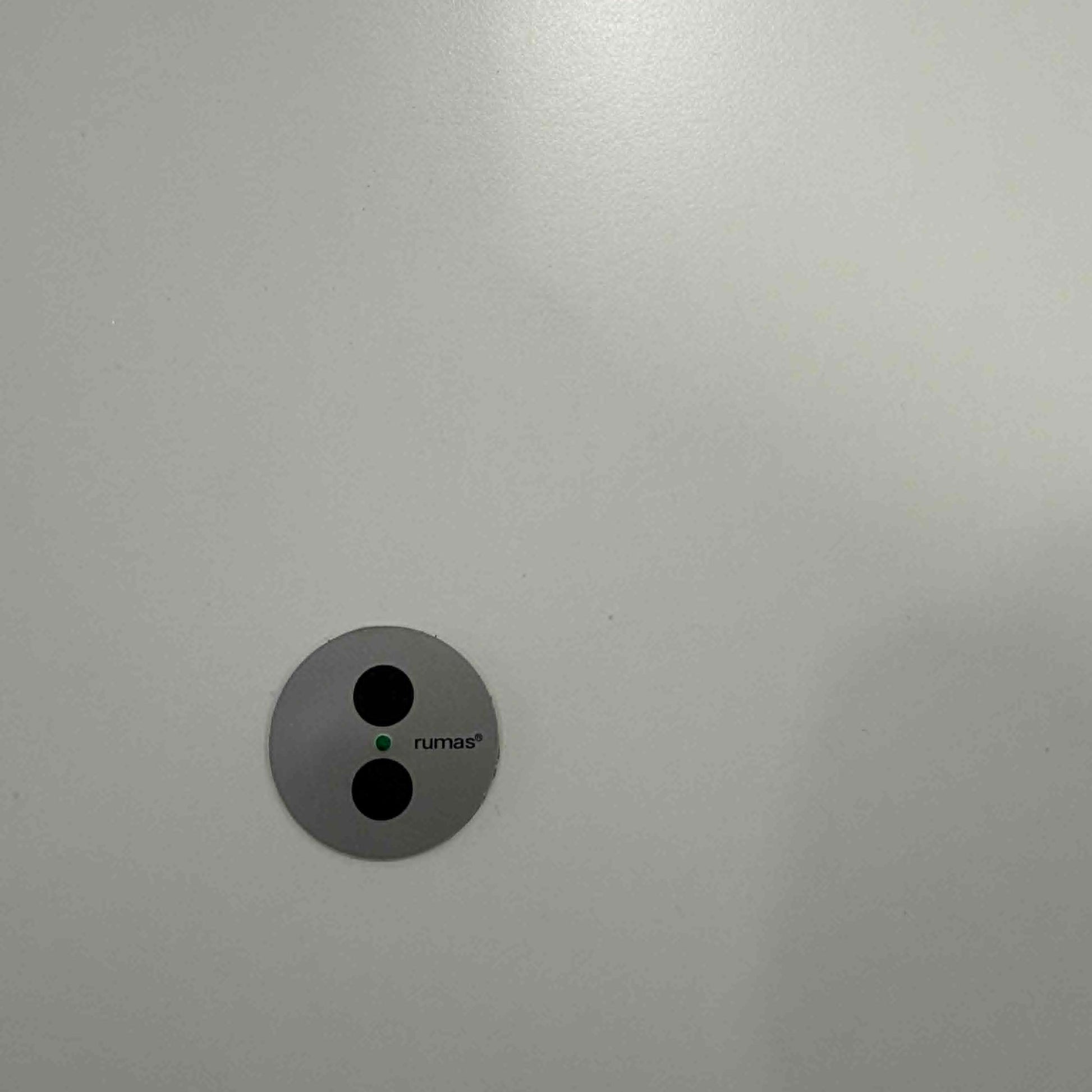 Close up af integreret betjeningsknap på Rumas hæve-sænkebord