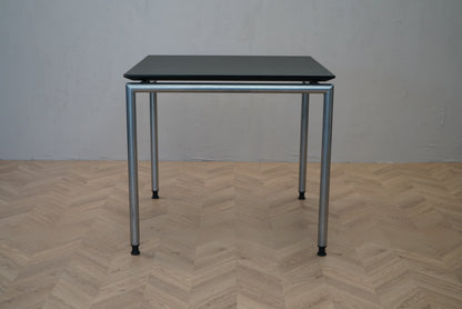 Rumas kantinebord 80x80 cm i sort linoleum set forfra til kantine eller køkken