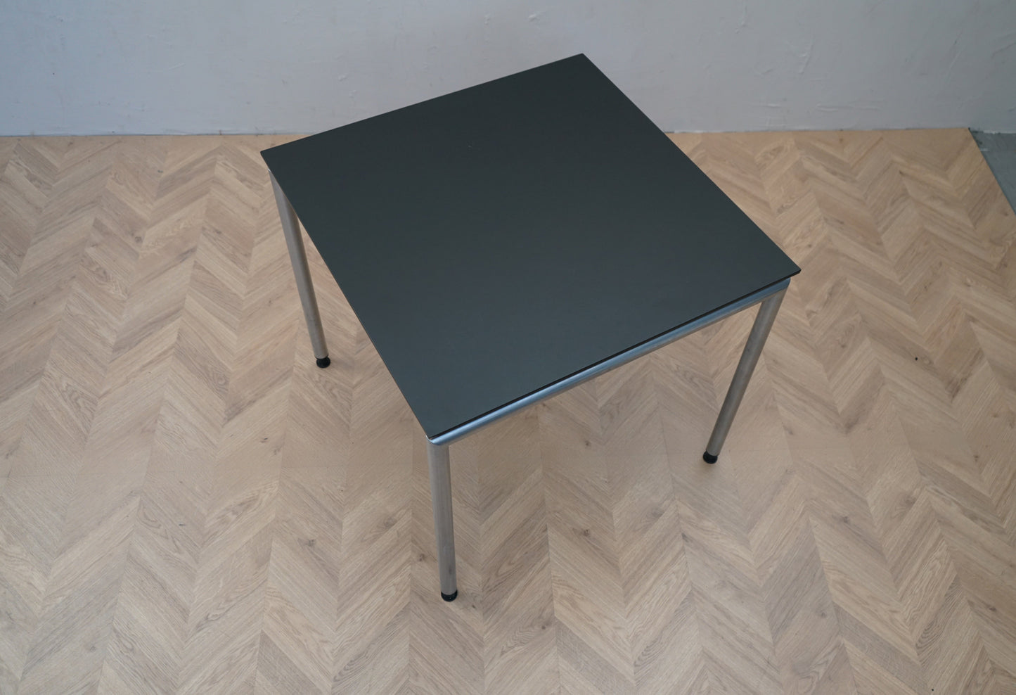 Rumas kantinebord 80x80 cm set ovenfra med kvadratisk bordplade i sort linoleum