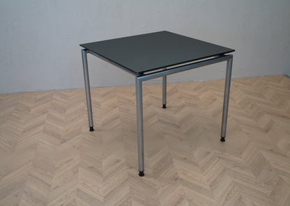 Rumas kantinebord 80x80 cm i sort linoleum set skråt med kvadratisk bordplade