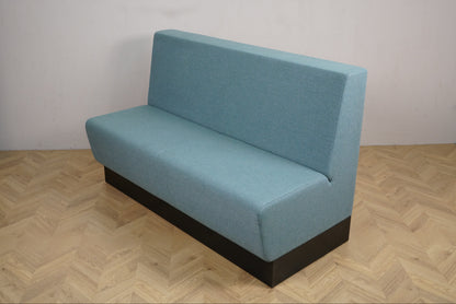 Rumas lounge 150x70 cm set bagfra med lys polstring og sort bund.