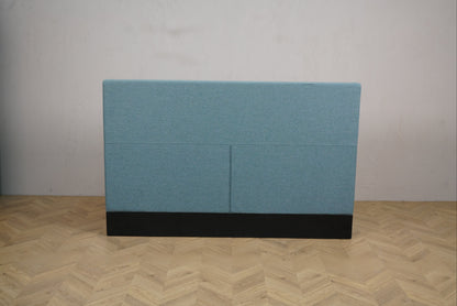 Detaljebillede af Rumas lounge med lys polstring og elegant finish.