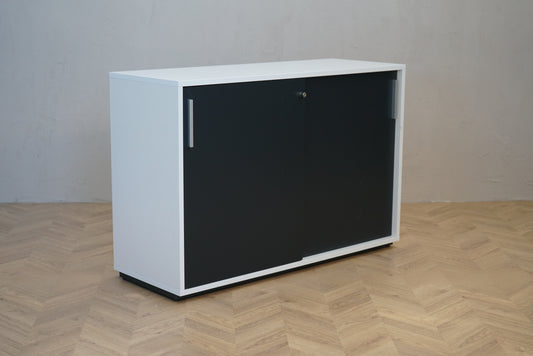 Rumas skab med skydelåger i hvid og sort 116x42x78 cm set forfra