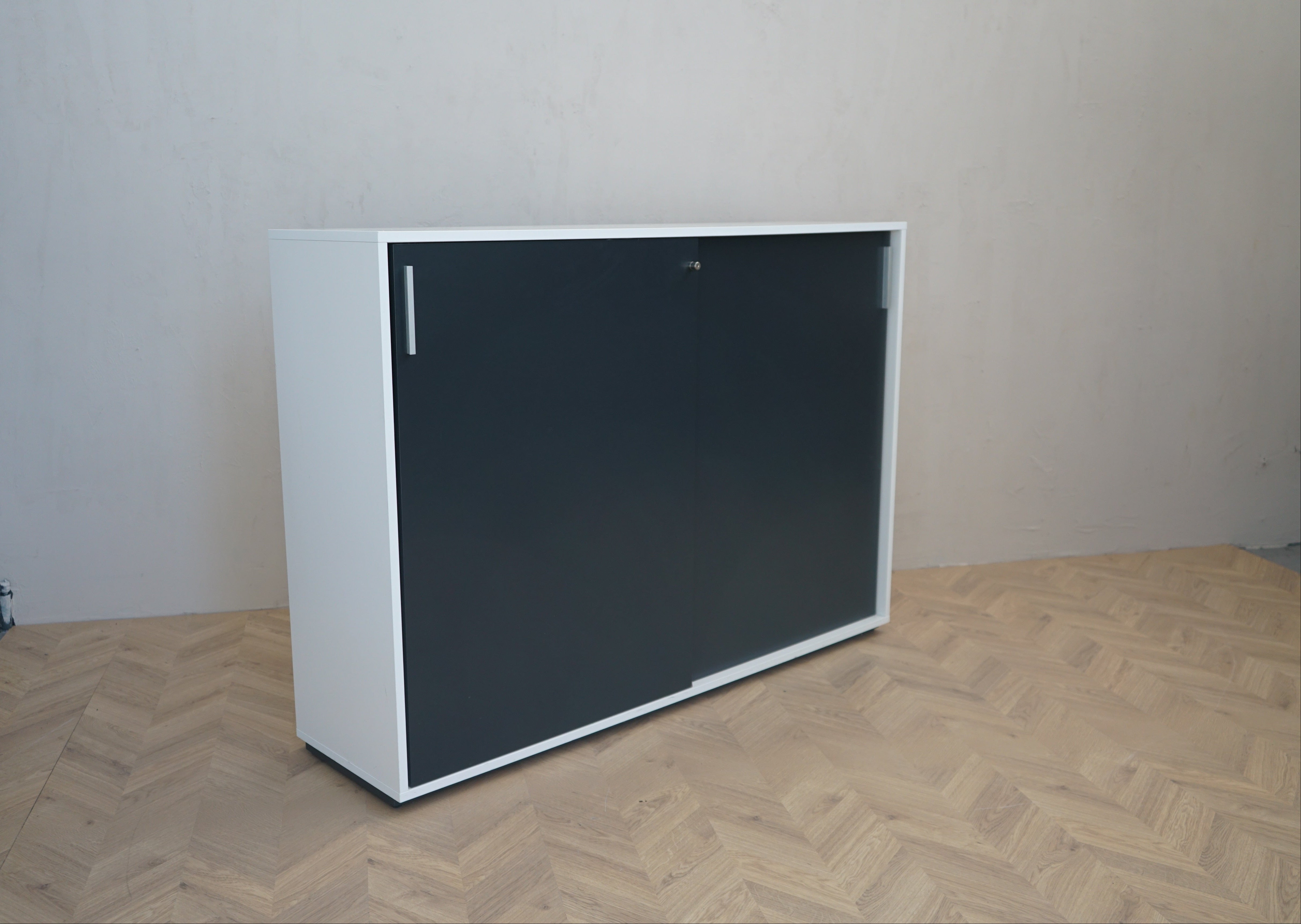 Rumas skab med skydelåger i hvid og sort 160x42x112 cm set skråt