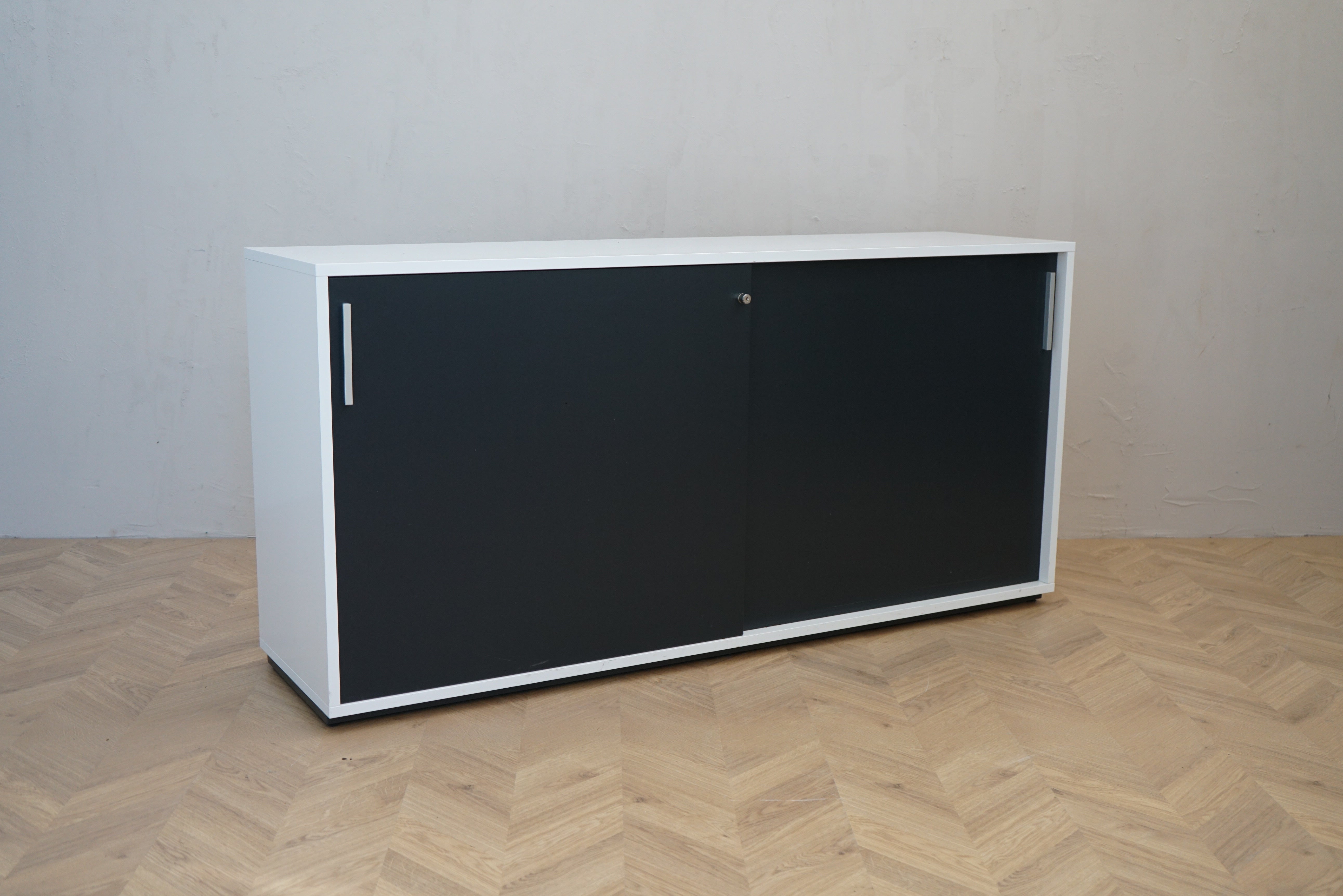 Rumas skab med skydelåger i hvid og sort 160x42x77 cm set forfra