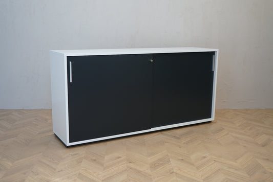 Rumas skab med skydelåger i hvid og sort 160x42x77 cm set forfra