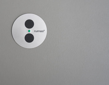 Detaljebillede af betjeningsknapper på Rumas Zetby hæve-/sænkebord 180x90 cm – ergonomisk kontrolpanel til justering af bordhøjde