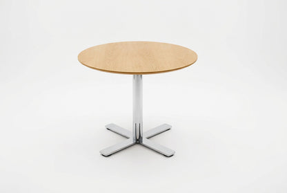 Rundt cafébord og mødebord i ahornfinér med affaset kant og krom søjlestel med krydsfod, Ø90 cm og højde 72 cm, set forfra.