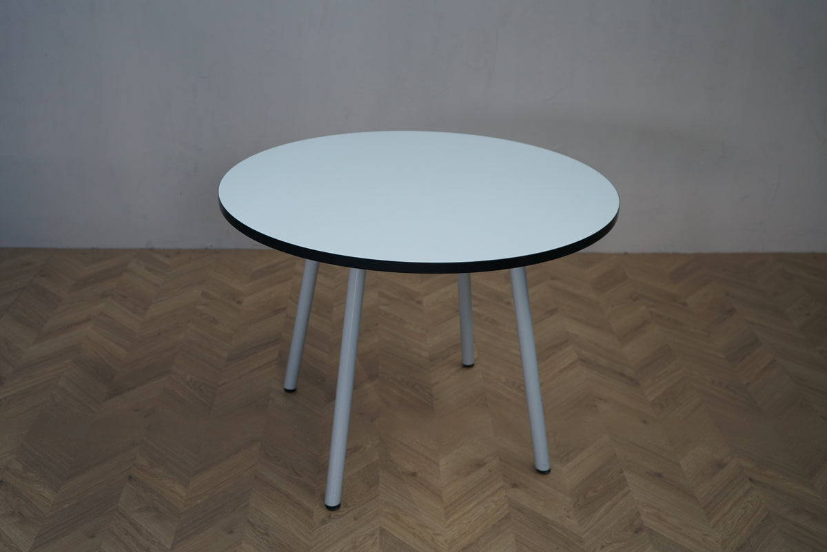 Rundt cafébord Ø100 med hvid laminatbordplade set ovenfra