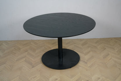 Rundt cafebord i sortbejdset eg med rund sokkel, set forfra