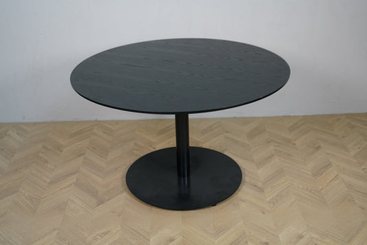 Rundt cafebord i sortbejdset eg med rund sokkel, set forfra