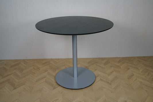 Sort rundt cafébord Ø120 med gråt metalstel, set fra siden