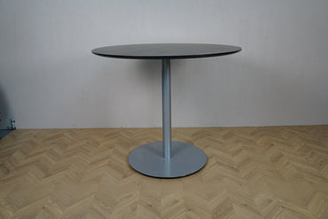 Sort rundt cafébord Ø120 med gråt metalstel, set fra siden