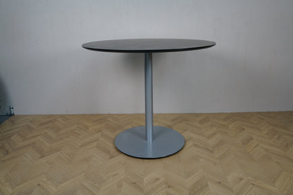 Sort rundt cafébord Ø120 med gråt metalstel, set fra siden