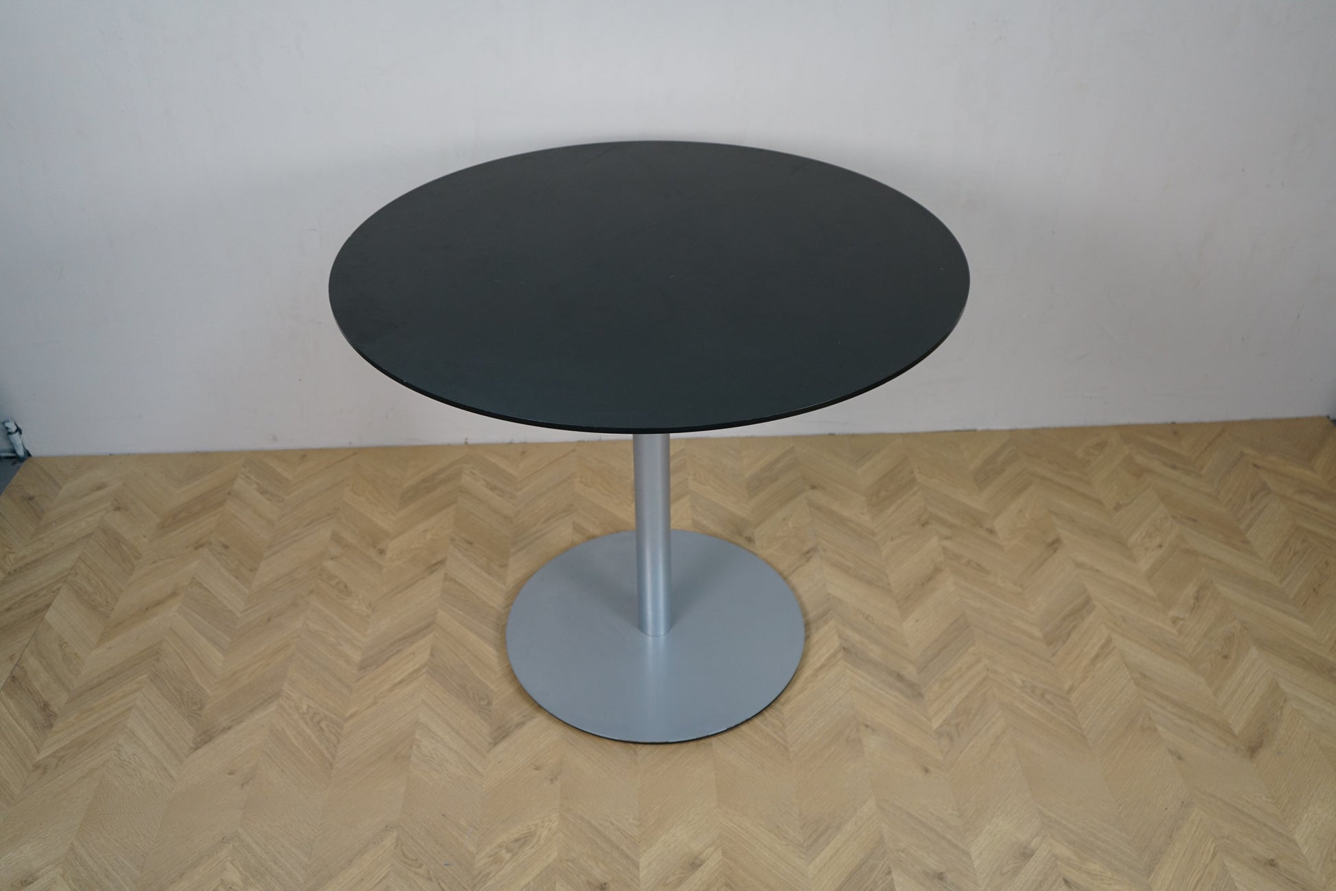 Rund bordplade i sort eg, cafebord Ø120 med grå sokkel, set ovenfra