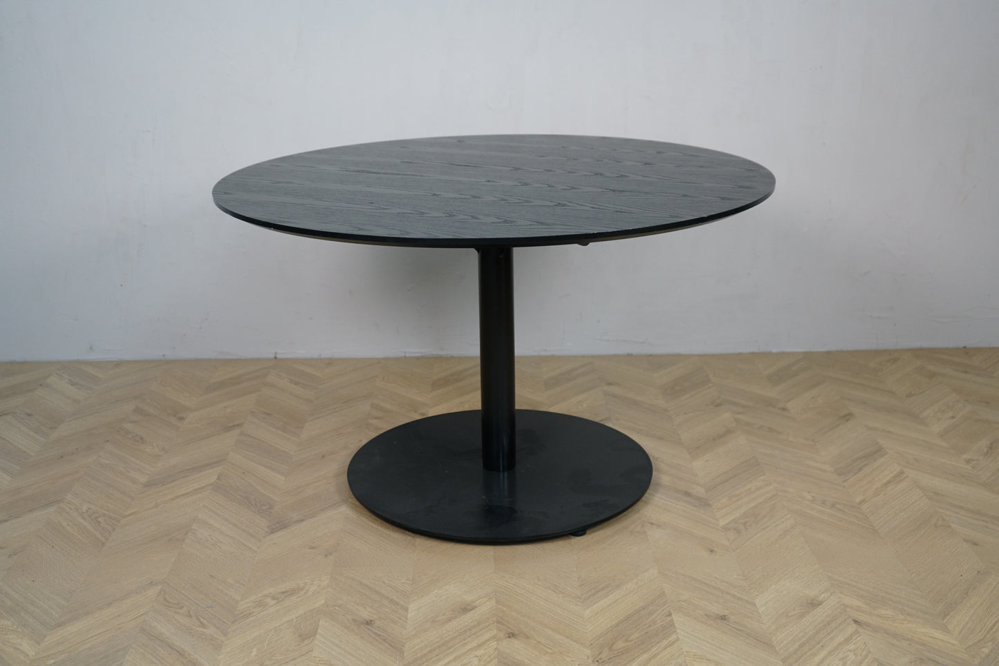 Sort rundt cafébord Ø120 i sortbejdset eg, set fra siden