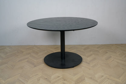 Sort rundt cafébord Ø120 i sortbejdset eg, set fra siden