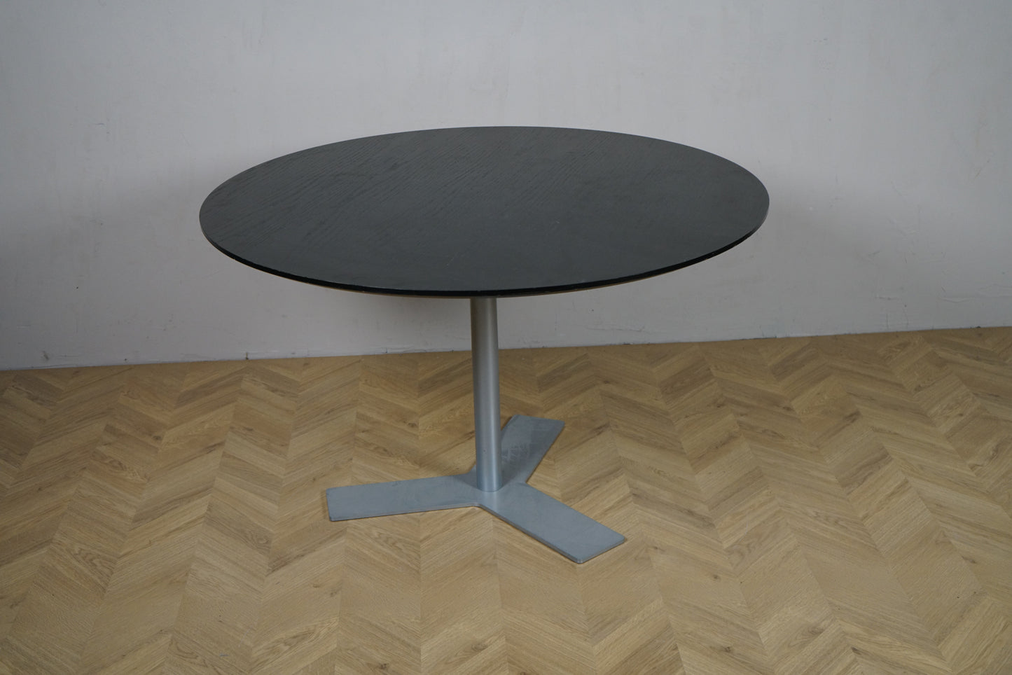 Rundt cafebord Ø120 i sortbejdset eg med gråt stel, set forfra