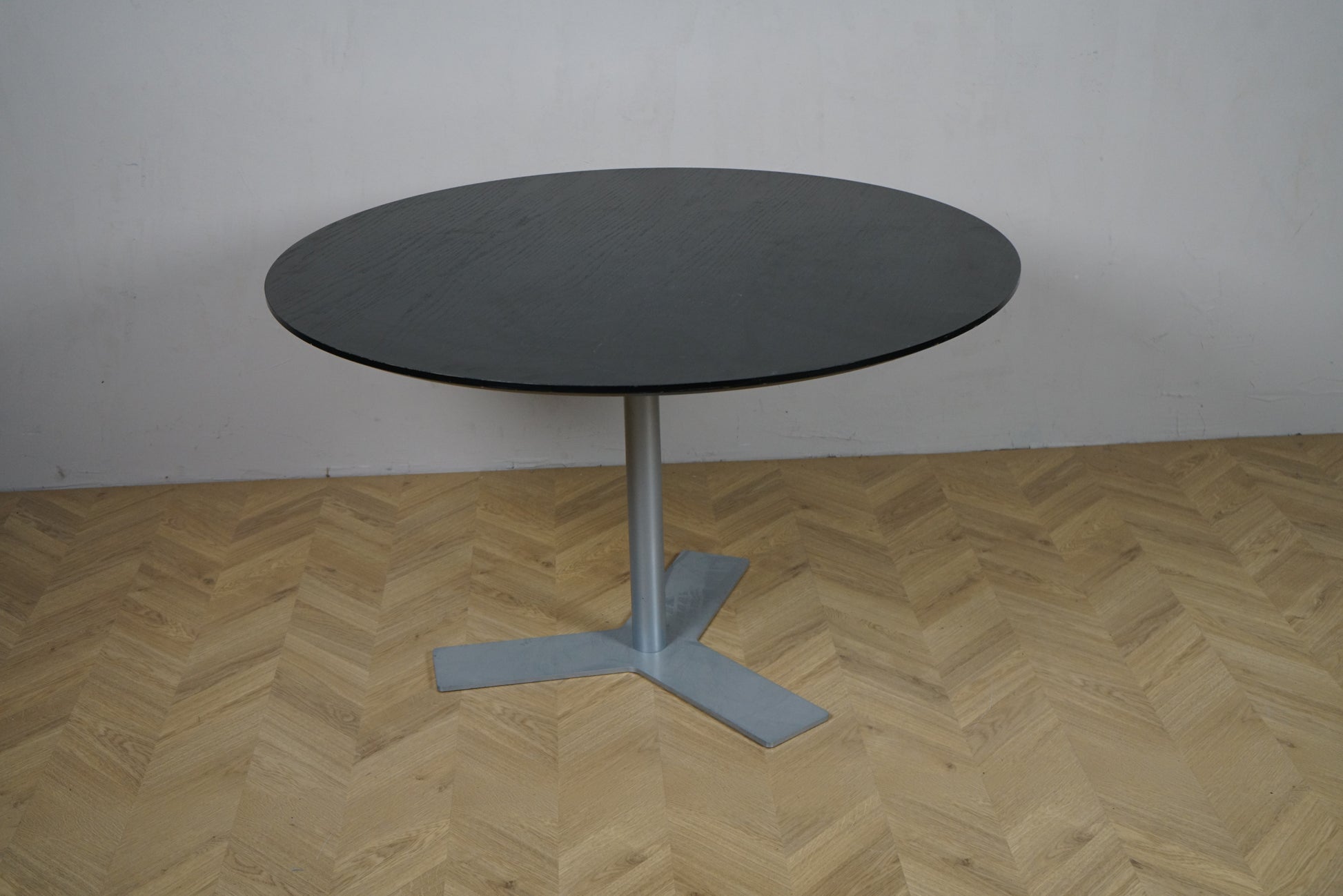 Rundt cafebord Ø120 i sortbejdset eg med gråt stel, set forfra