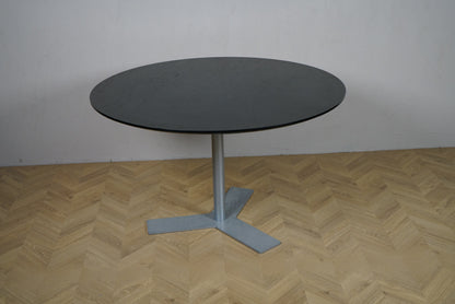 Rundt cafebord Ø120 i sortbejdset eg med gråt stel, set forfra