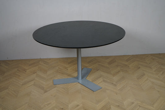 Rundt cafebord Ø120 i sortbejdset eg med gråt stel, set forfra