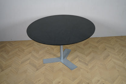 Rund sortbejdset egetræsplade Ø120 på gråt stel, set ovenfra