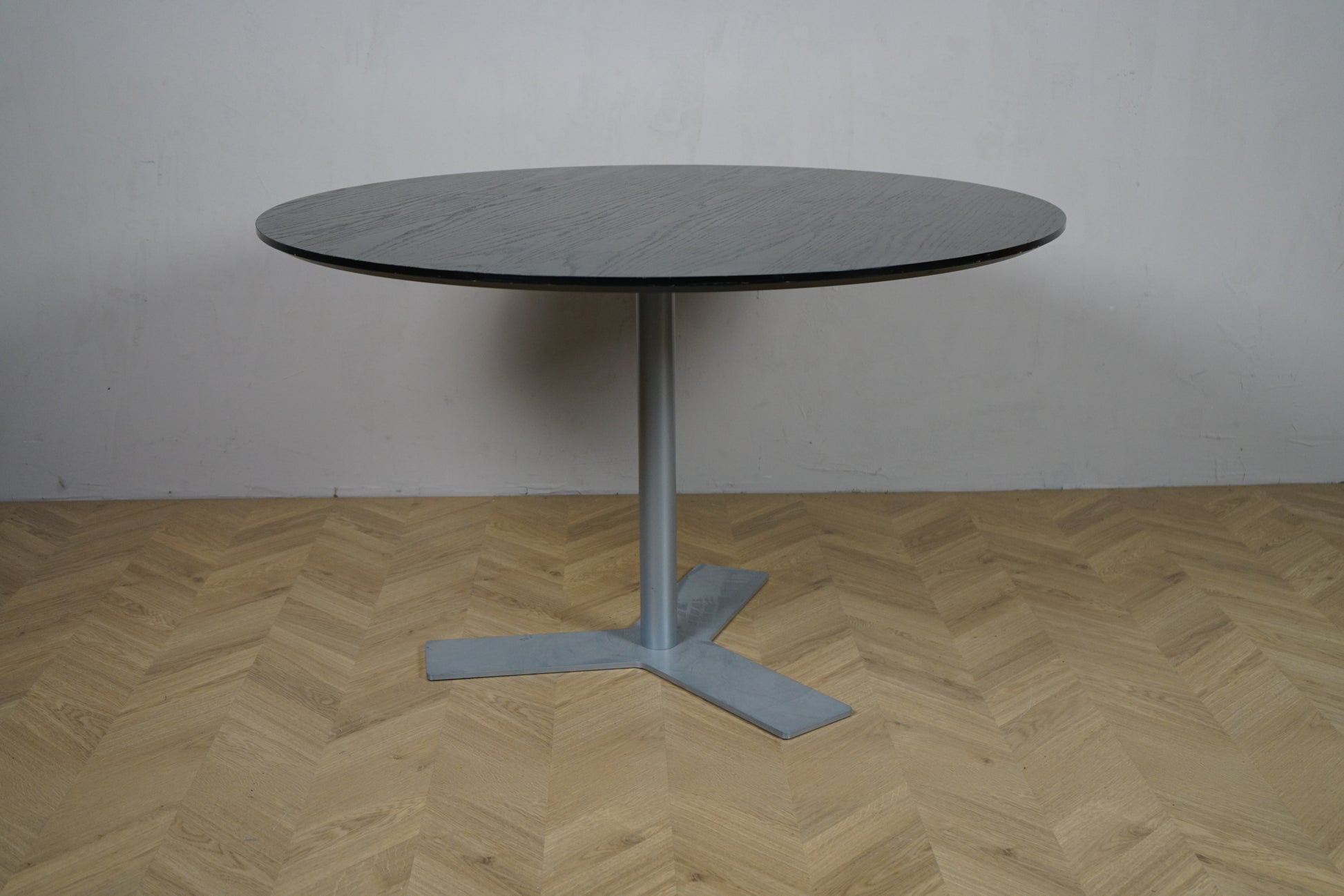 Sort rundt bord Ø120 med gråt metalunderstel, set fra siden