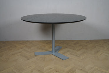 Sort rundt bord Ø120 med gråt metalunderstel, set fra siden
