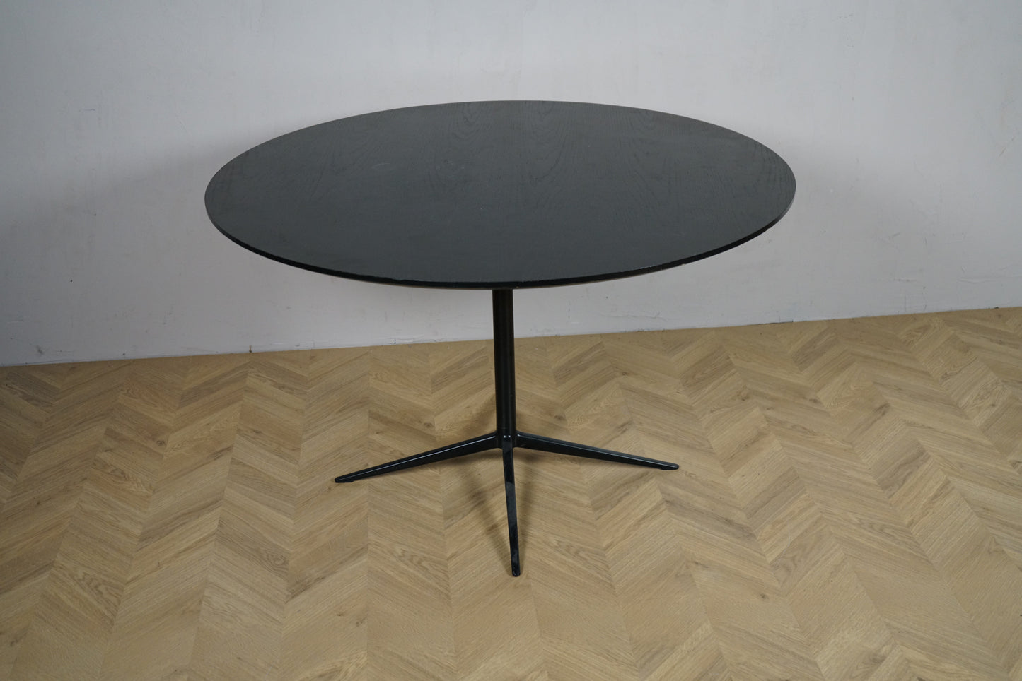 Rundt cafebord Ø120 i sortbejdset eg med sort stel, set forfra