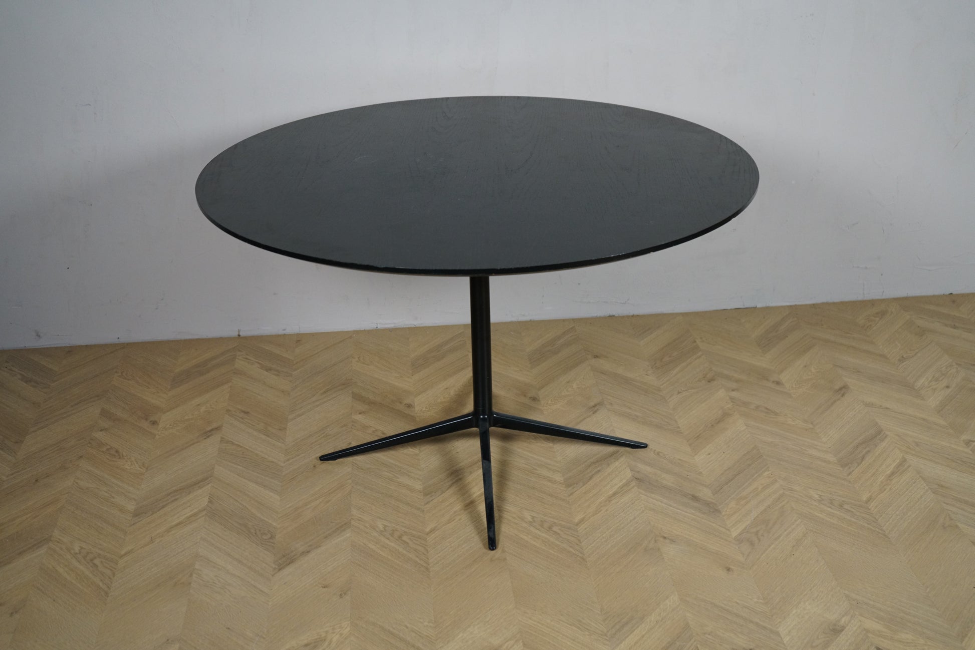 Rundt cafebord Ø120 i sortbejdset eg med sort stel, set forfra